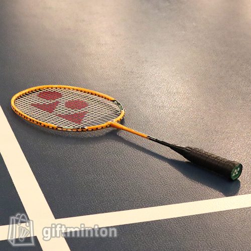 Ovi-tollas ütő (Yonex)